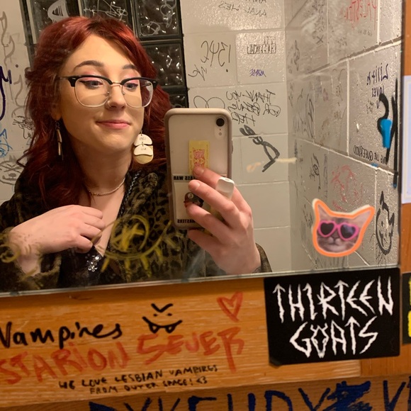 Meet your Posher, Allison - Picture 1 of 1